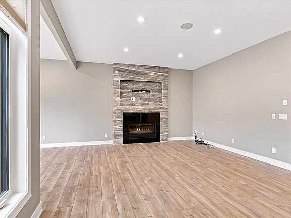 4th image of 10637 128th St NW