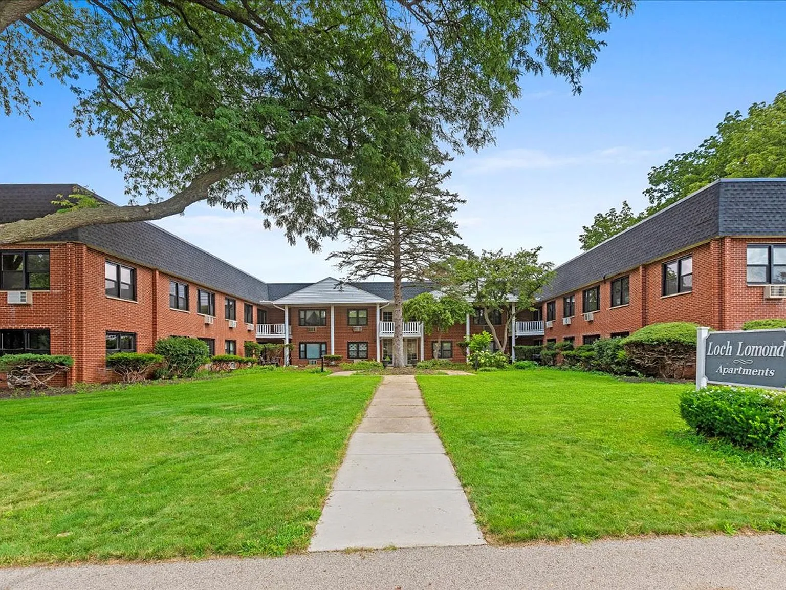 Maple Grove Apartments - Luxury and Convenience in Mundelein! — Photo 1
