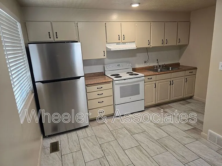 3070 Eccles Ave #8 — Photo 5