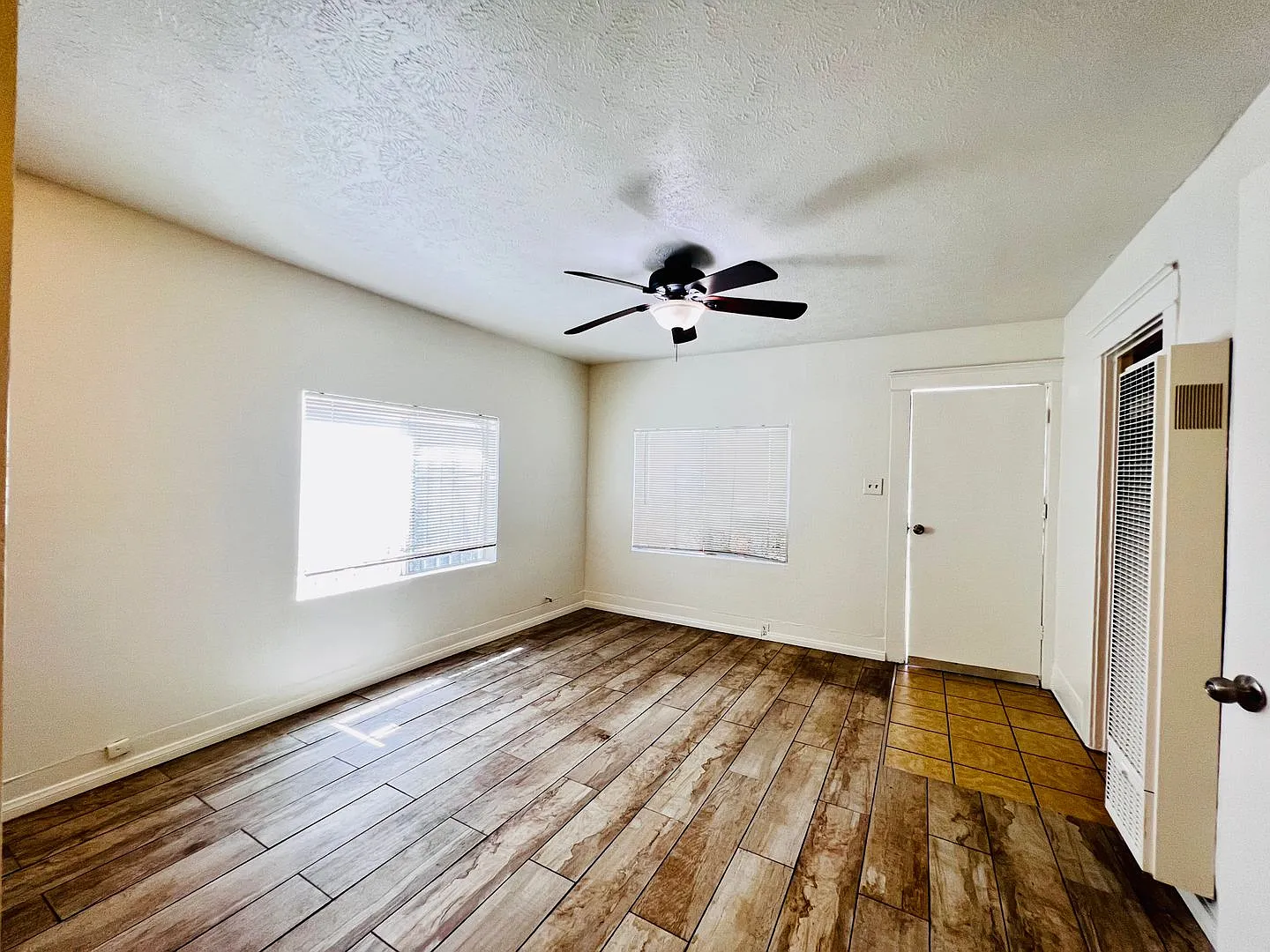 Charming Bluff Park Studio Bungalow Just One Block from the Beach! — Photo 3