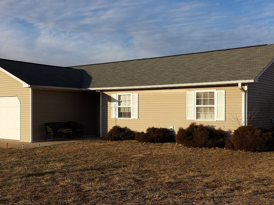 Beautiful 3 Bedroom Vaulted Ceilings