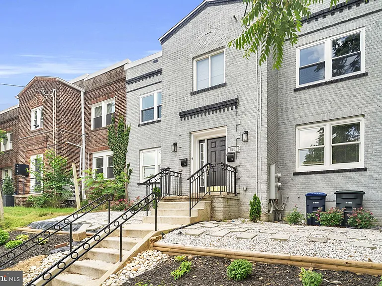 1505 W St SE #1 — Photo 1