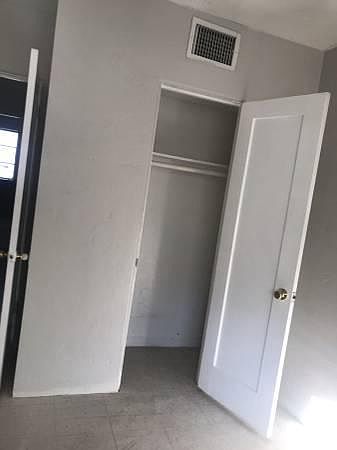 Bedroom w/ closet