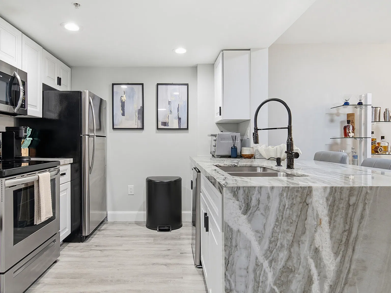 1 bed, 1.0 bath, 662 sqft, $4,000 — Photo 3