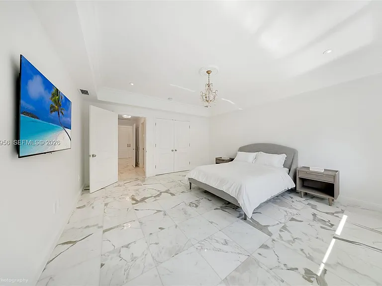 55 La Gorce Cir — Photo 33