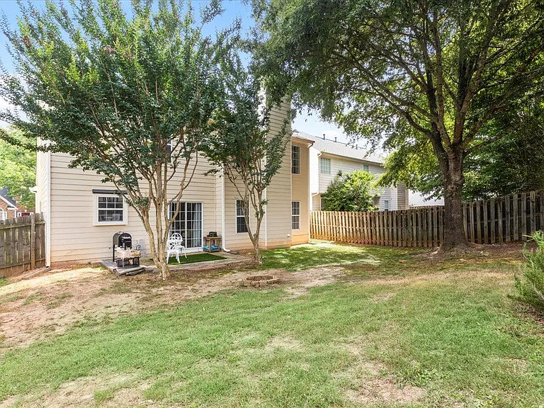 1130 Winthrope Chase Dr — Photo 2
