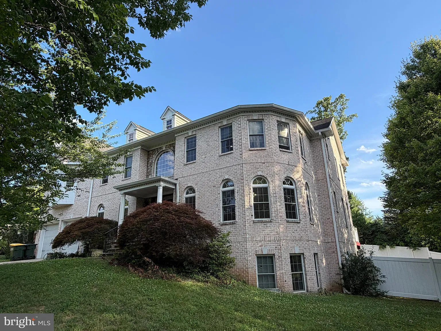 6 bed, 5.5 bath, 8504 sqft, $9,400 — Photo 1