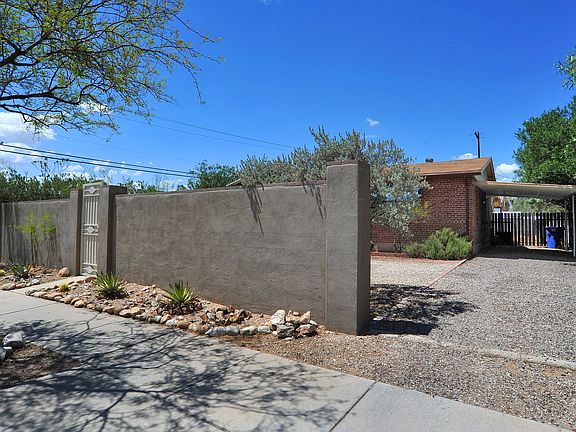 Carport+ plenty of parking