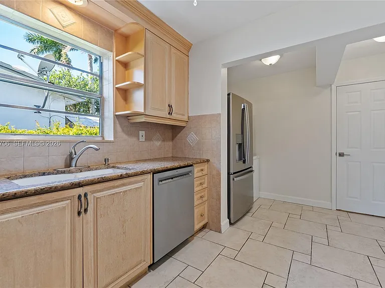 232 SE 6th St — Photo 11