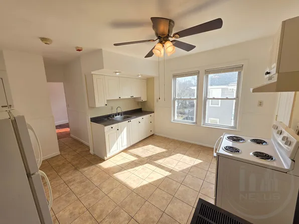 68 Park Ave 3rdFlr 2B/1B FreshPaint Hardwoods Spacious Office! PetsOK, 68 Park Ave #5, Woonsocket, RI 02895