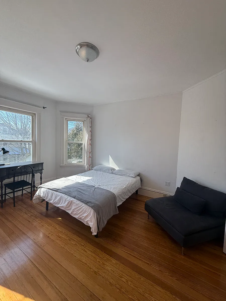 Building Photo - 123 Forest St #2