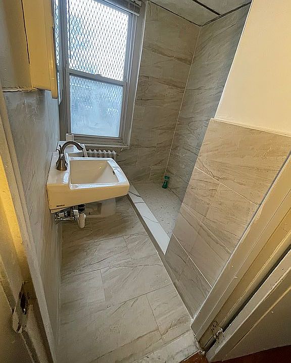 1st image of 6040 Elmwood Ave #2