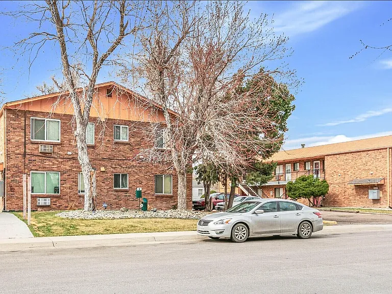 3605 S Knox Ct — Photo 2