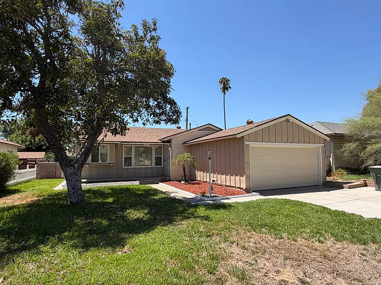 3552 N Alameda Ave — Photo 2