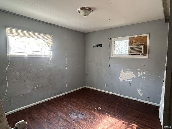 5th image of 5319 Elsie Ave