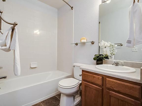 2nd Level - Bathroom - Hallway