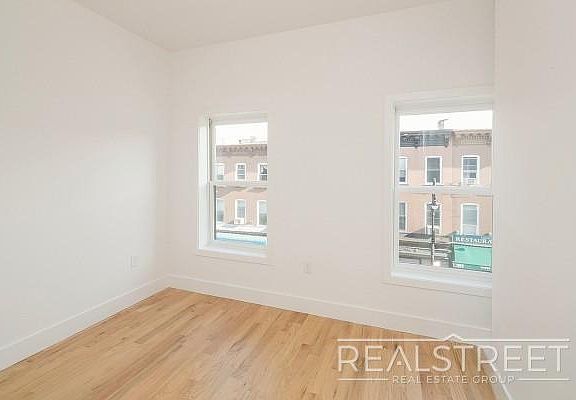 4th image of 290 Smith St #2