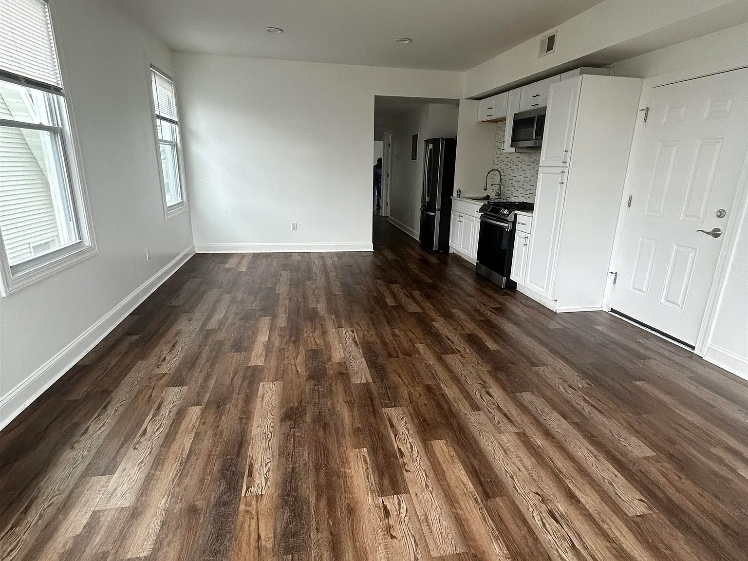 4 bed, 1.0 bath, 2000 sqft, $3,200 — Photo 4