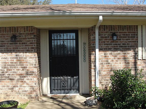 3rd image of 2701 Hilley Dr