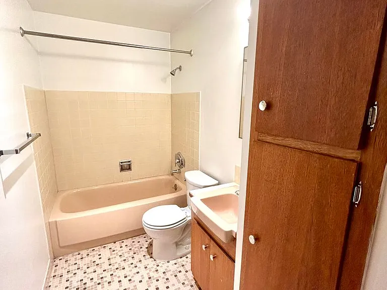 Escolier Apartments — Photo 32