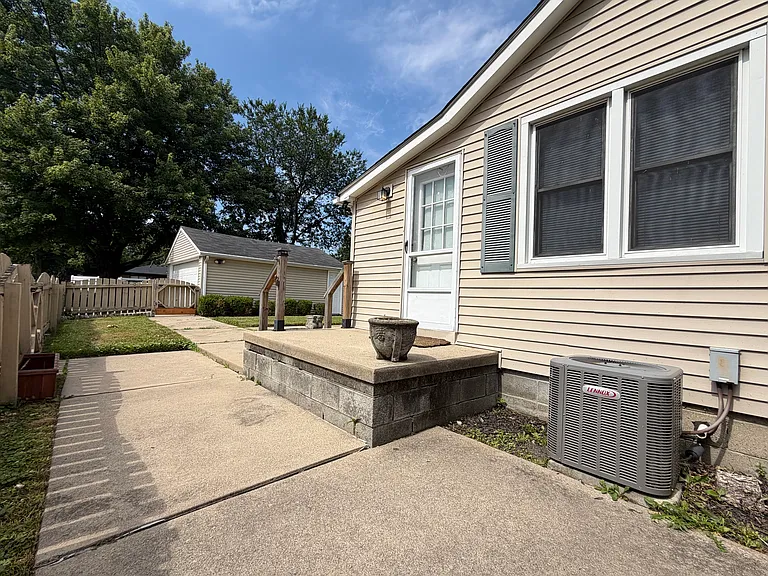 22438 Clairwood St — Photo 18