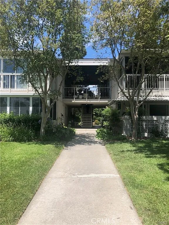 2 bed, 1000 sqft, $3,200 — Photo 1