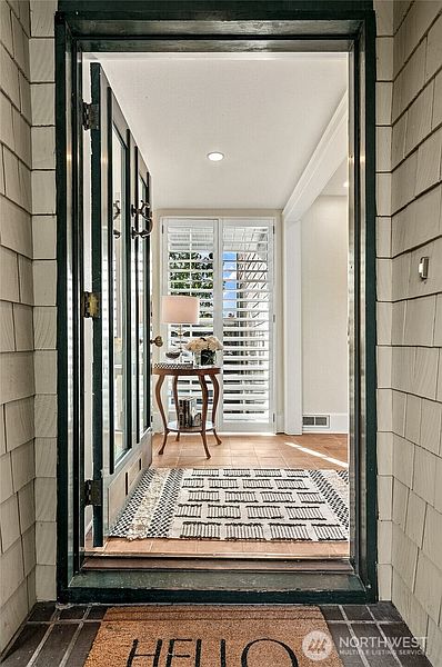3rd image of 915 11th Avenue E