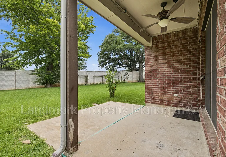 2115 Lexington Dr — Photo 27