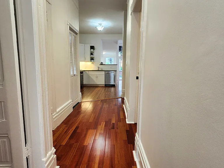 542 Lyon St — Photo 2