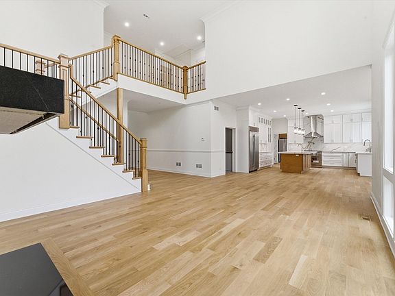5th image of 901 Elmdale Rd