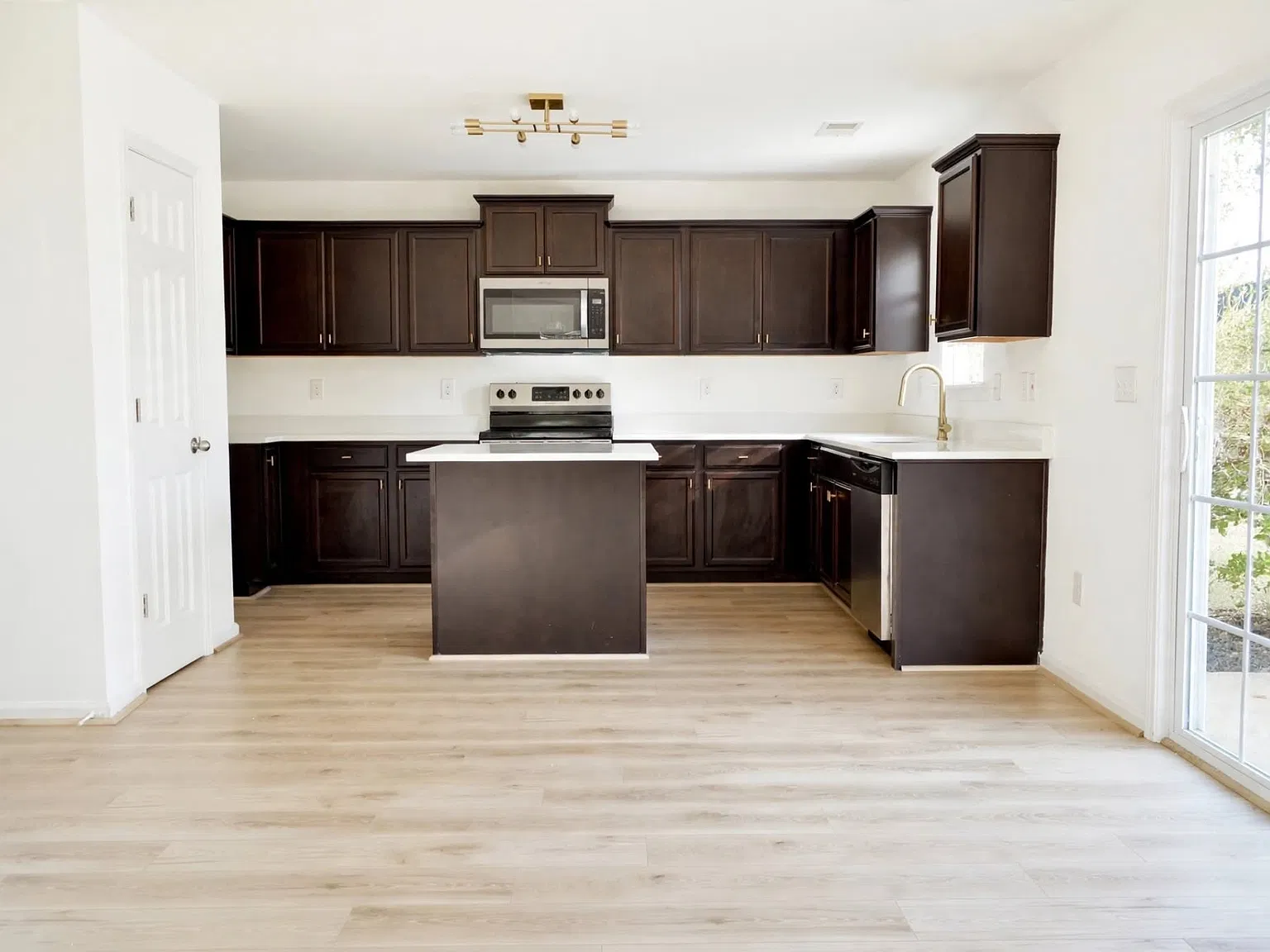3 bed, 1797 sqft, $2,200 — Photo 2