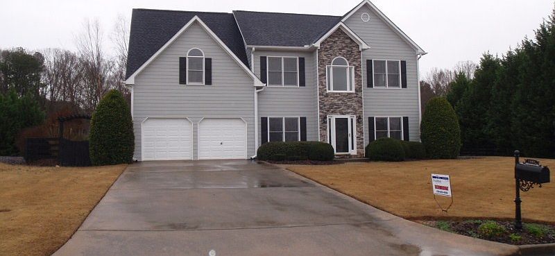 This pristine, spacious 4 bedroom, 2.5 bathroom home features a 2 story hardwood foyer, formal livin