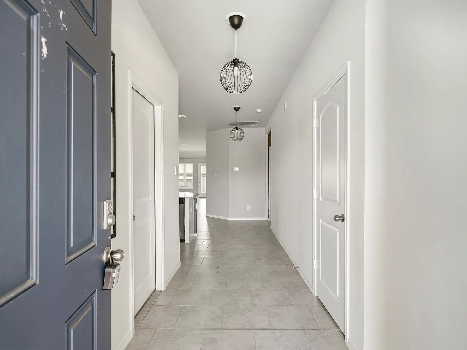 4 bed, 2.0 bath, 2098 sqft, $2,100 — Photo 2