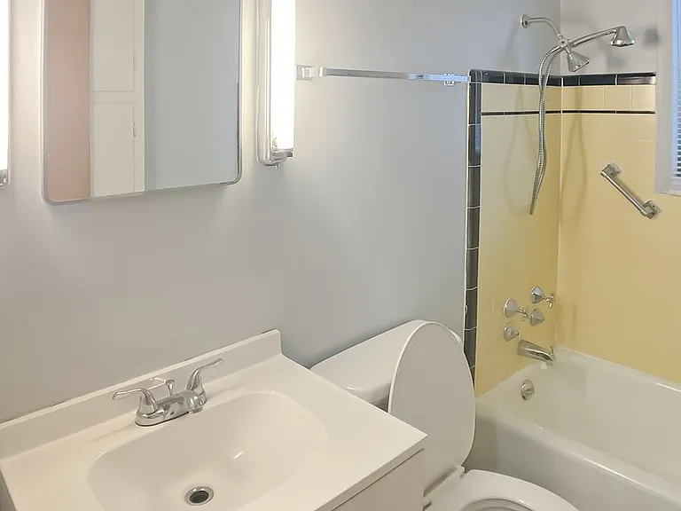 1026 E Front Ave — Photo 12