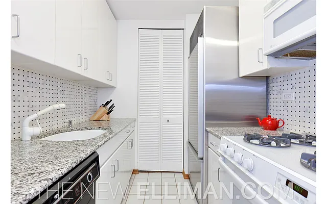 Rented by Douglas Elliman | media 16