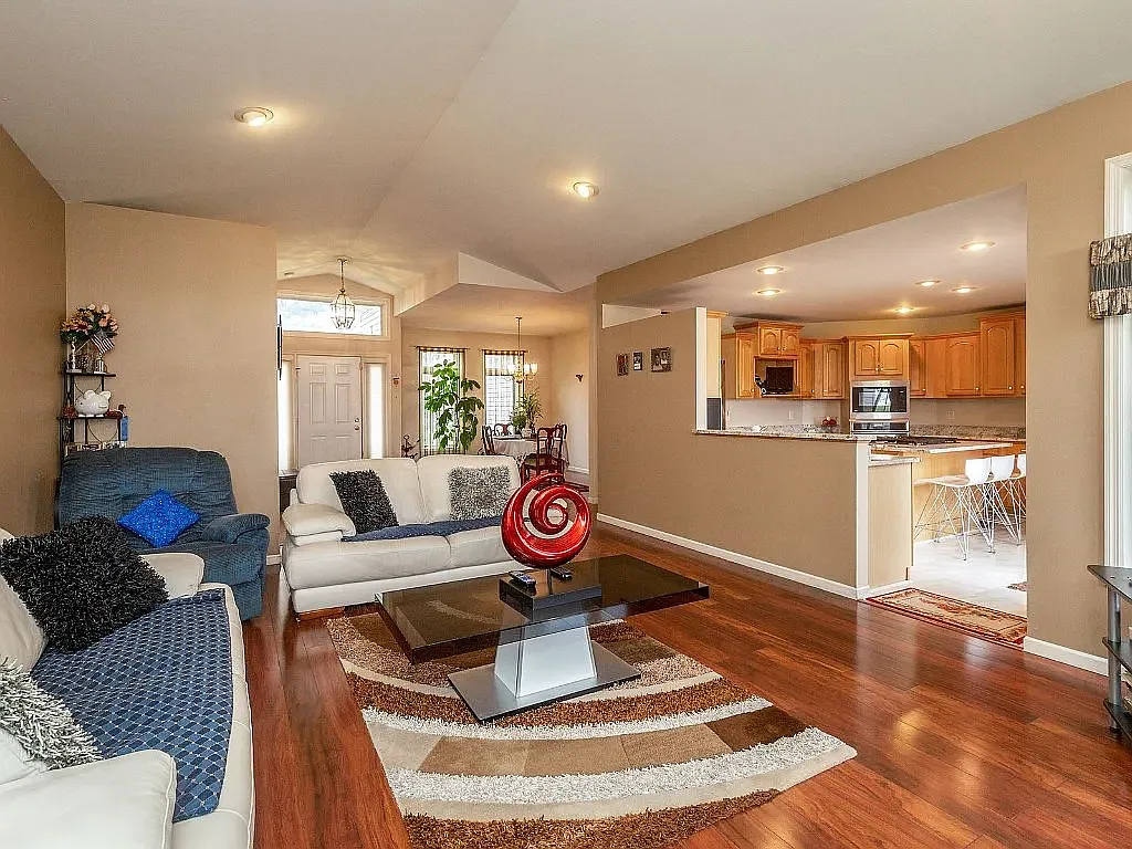 5 bed, 3507 sqft, $4,200 — Photo 4