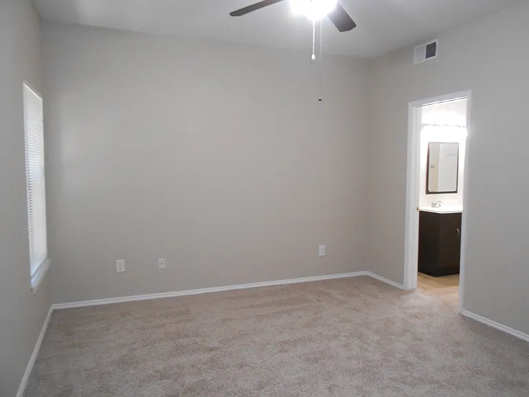 Hulen Heights Apartments — Photo 13
