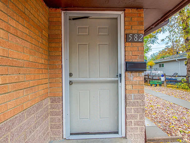 582 S Patton Ct — Photo 2