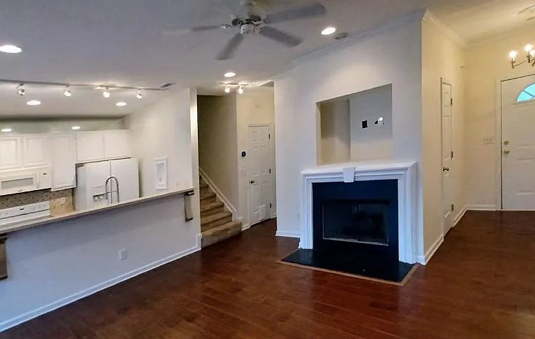 519 Cliffview Ct — Photo 2