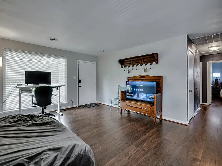 4620 Larkin St — Photo 7
