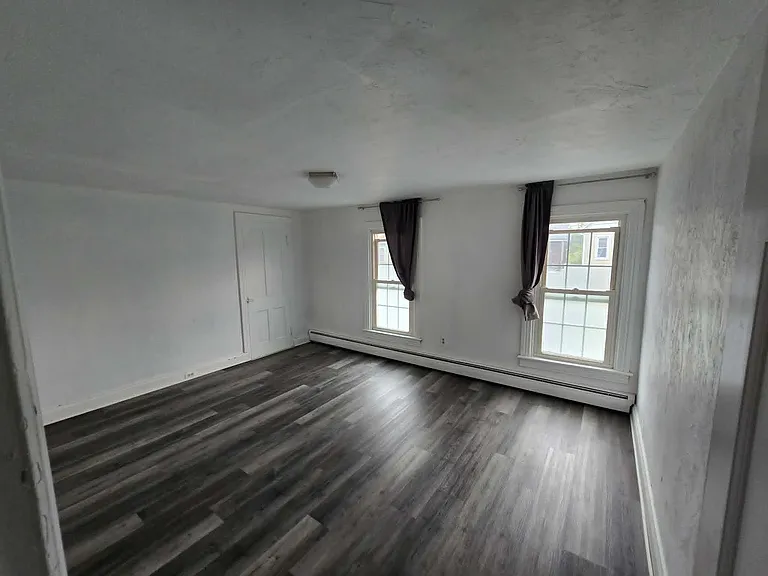 567 Baltimore St — Photo 13