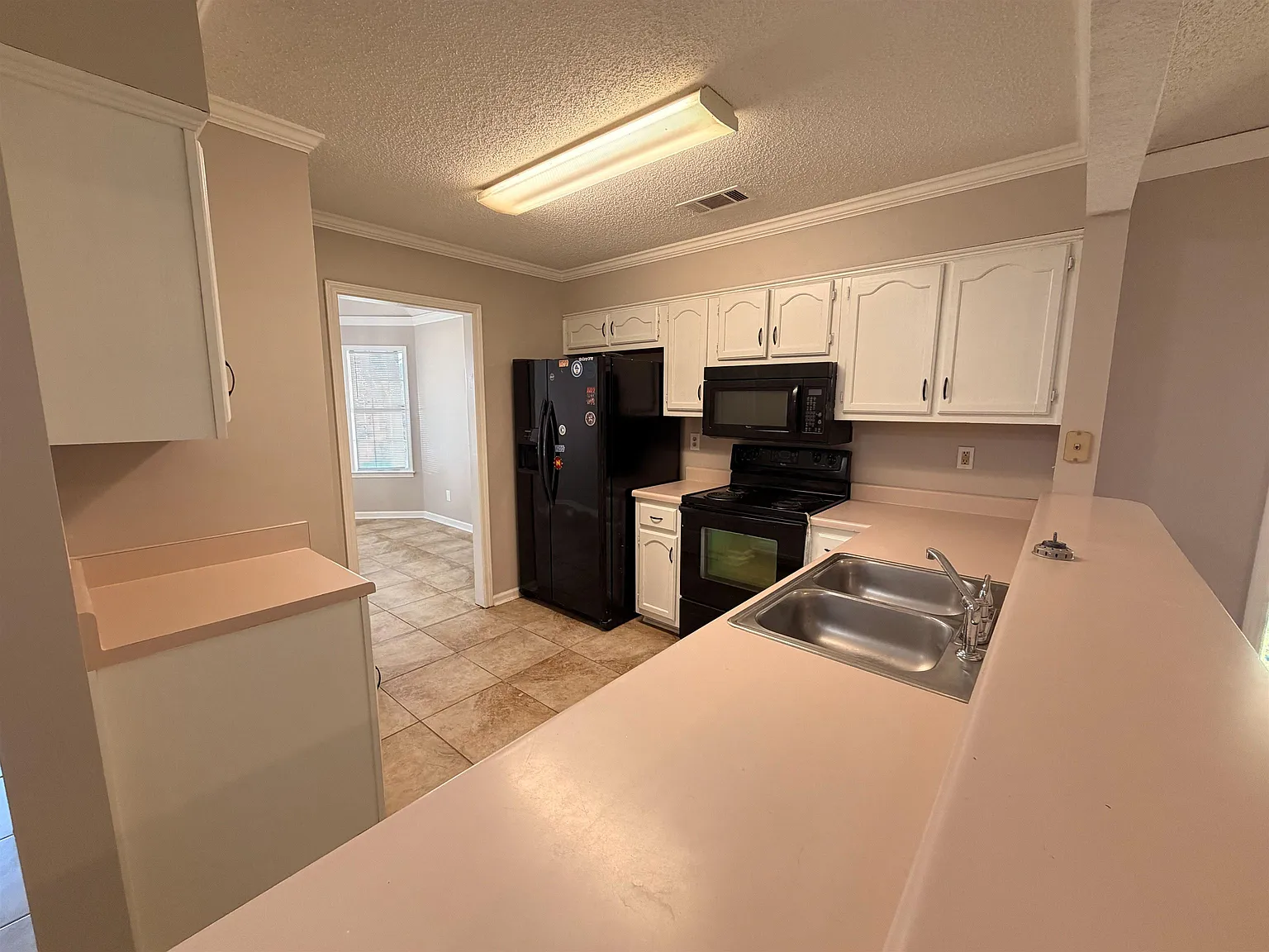 3 bed, 2.0 bath, 1376 sqft, $1,750 — Photo 3