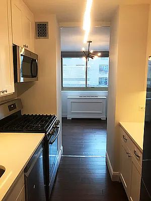 3rd image of 30 W 60th St APT 15D