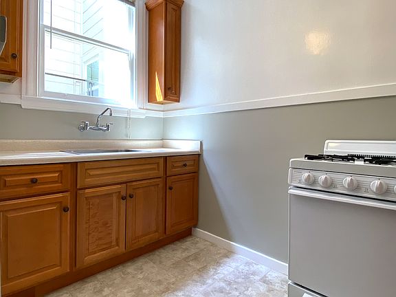 2nd image of 1865 Oak St #7