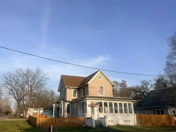 145 N 4th St, Capron, IL 61012