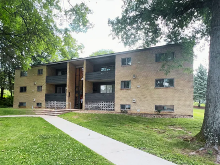 Seven Oaks Apartments — Photo 25