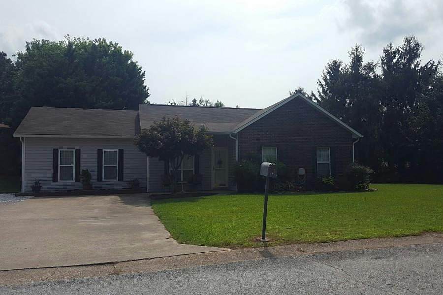 1st image of 4 Rolling Meadows Dr