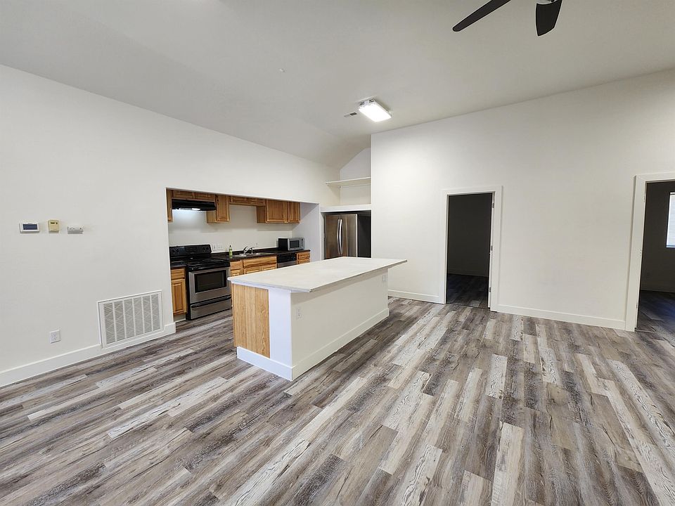 Kitchen with breakfast bar