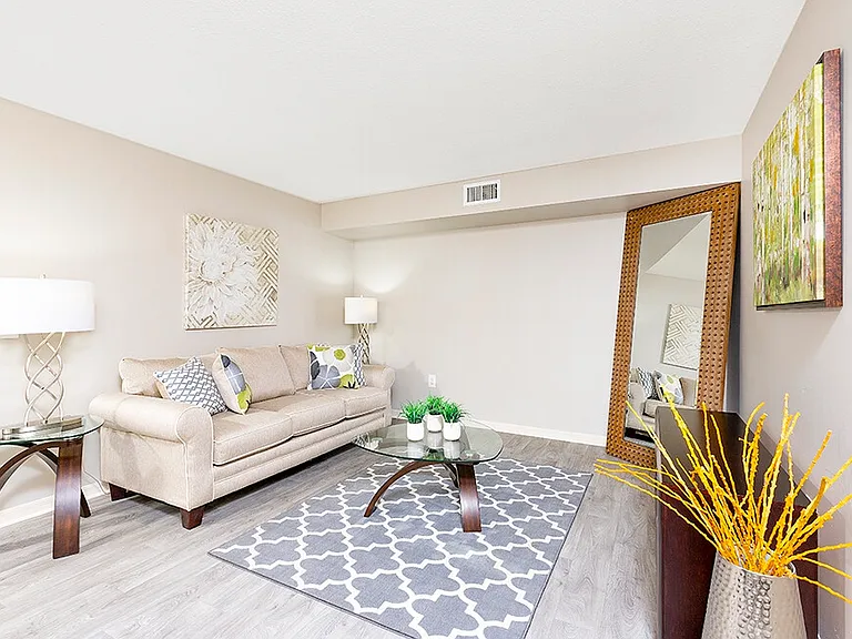 Club Lake Pointe Apartments — Photo 9