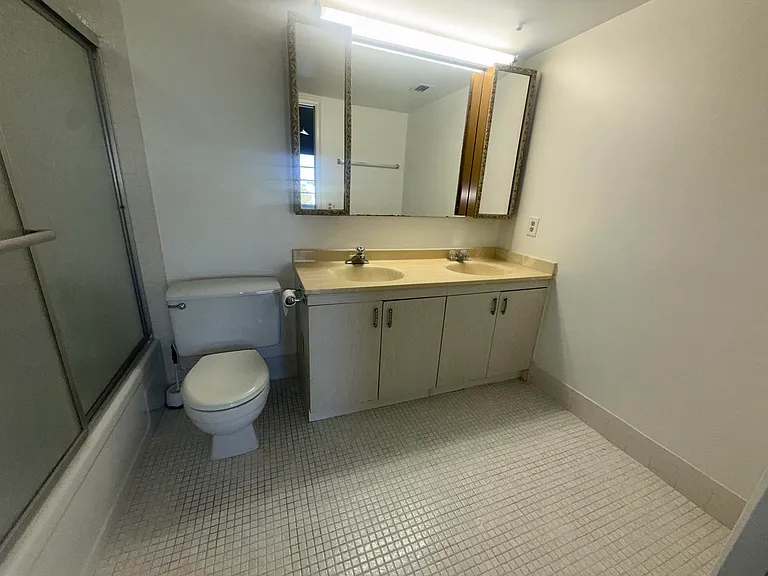 2901 Victoria Cir #H4 — Photo 16